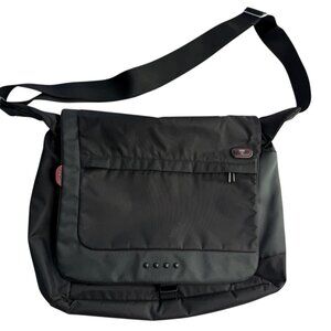 TUMI Messenger Bag Laptop Carrying Case with Handle.  Tech.  Black 5112D Buckle